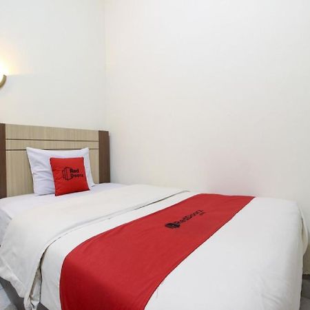 Reddoorz Plus Near Stadion Mandala Krida Джокьякарта Экстерьер фото