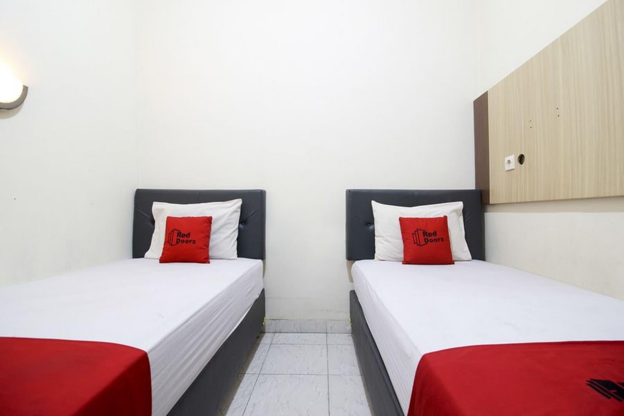 Reddoorz Plus Near Stadion Mandala Krida Джокьякарта Экстерьер фото