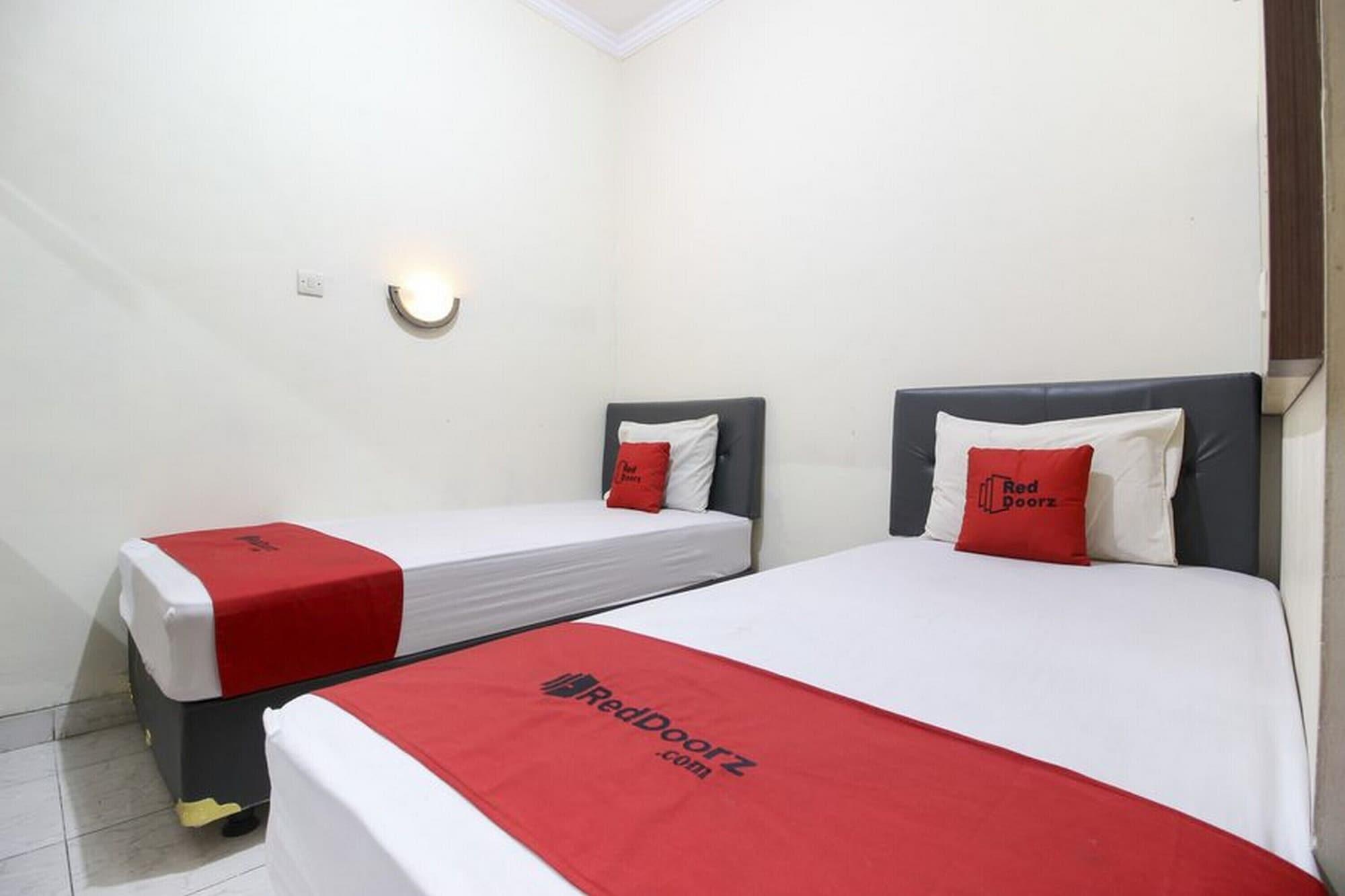 Reddoorz Plus Near Stadion Mandala Krida Джокьякарта Экстерьер фото