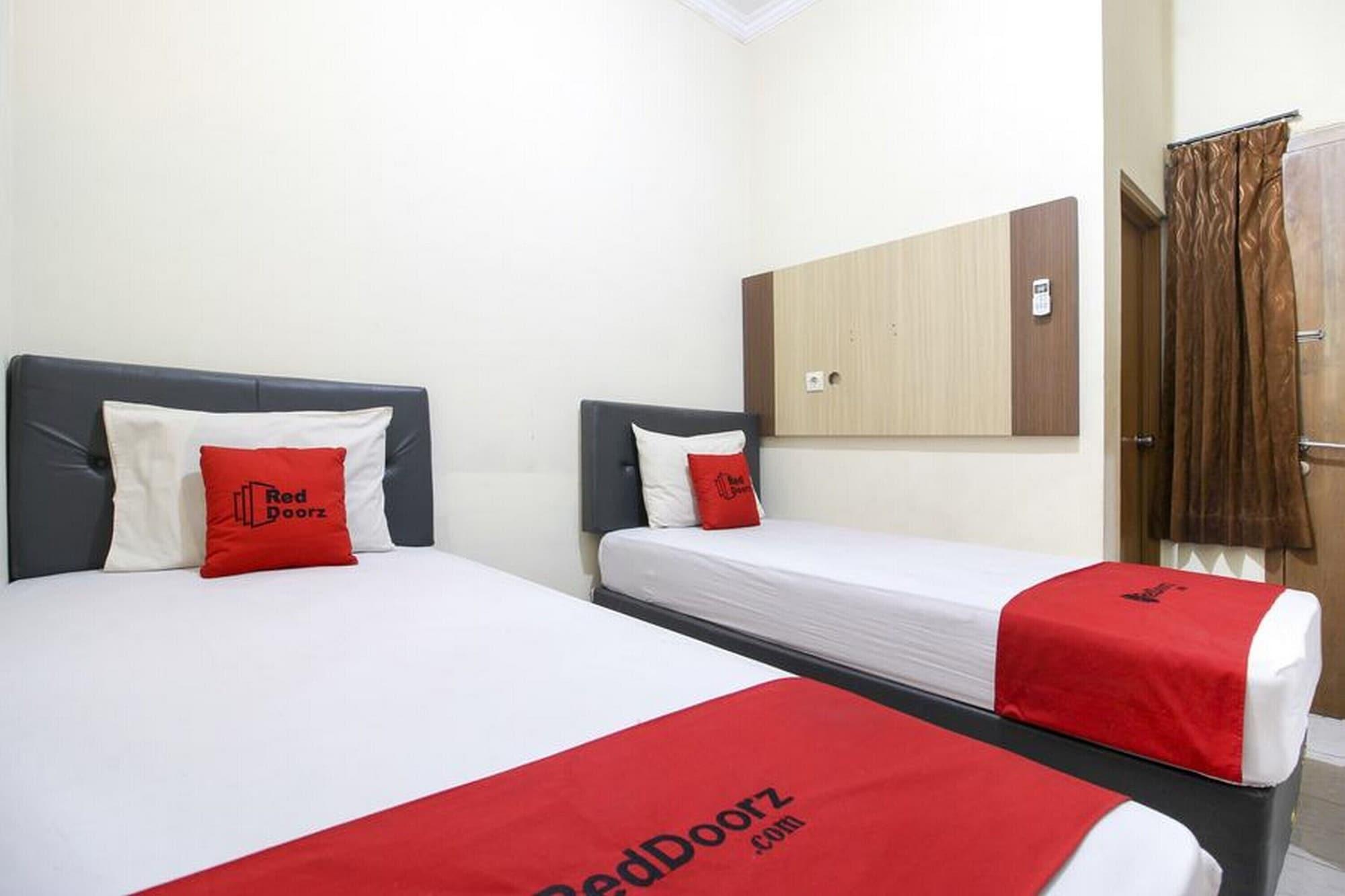 Reddoorz Plus Near Stadion Mandala Krida Джокьякарта Экстерьер фото