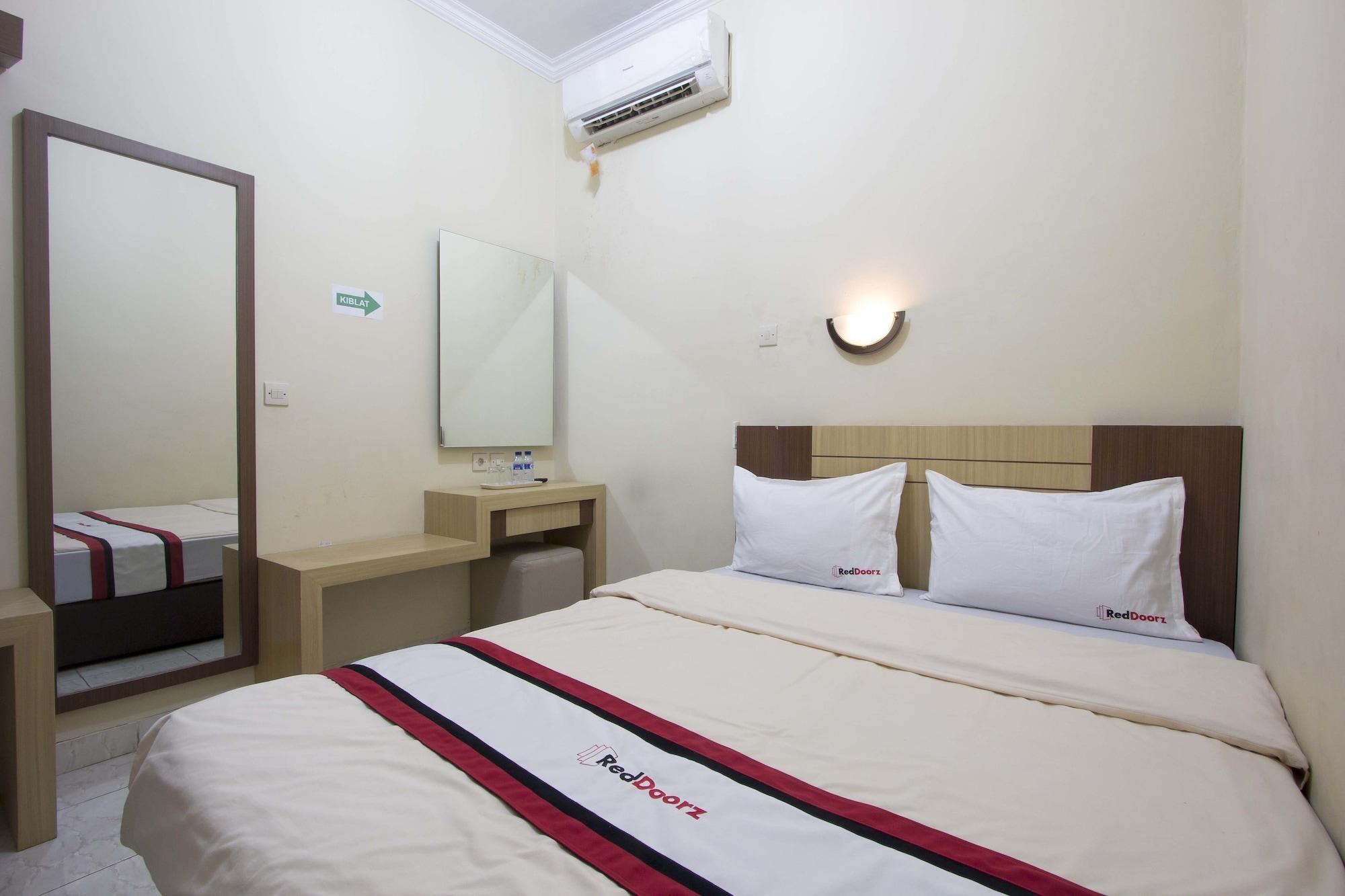 Reddoorz Plus Near Stadion Mandala Krida Джокьякарта Экстерьер фото