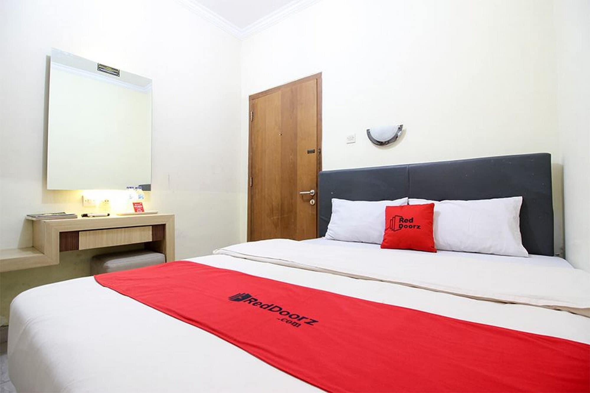 Reddoorz Plus Near Stadion Mandala Krida Джокьякарта Экстерьер фото