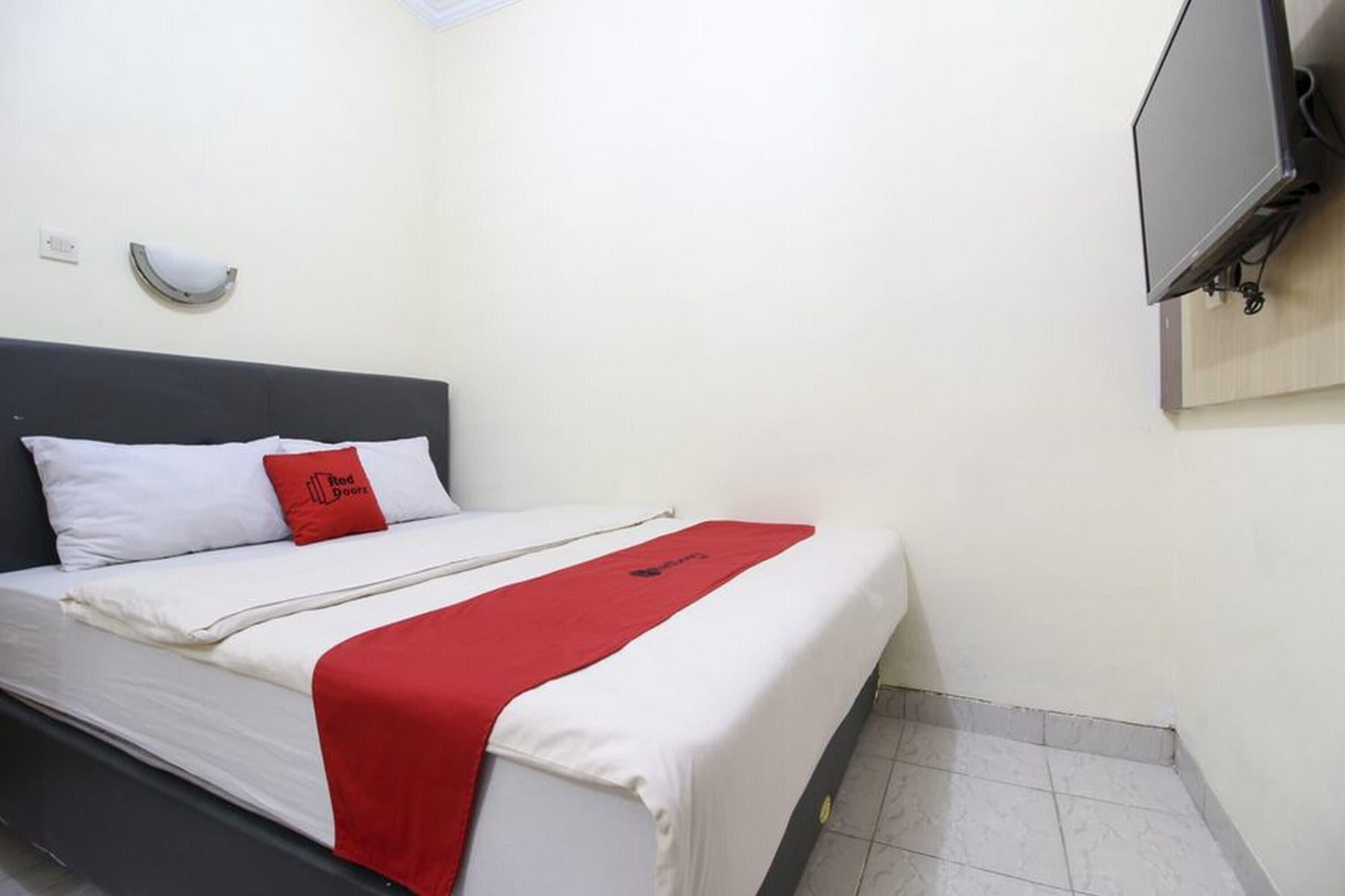 Reddoorz Plus Near Stadion Mandala Krida Джокьякарта Экстерьер фото