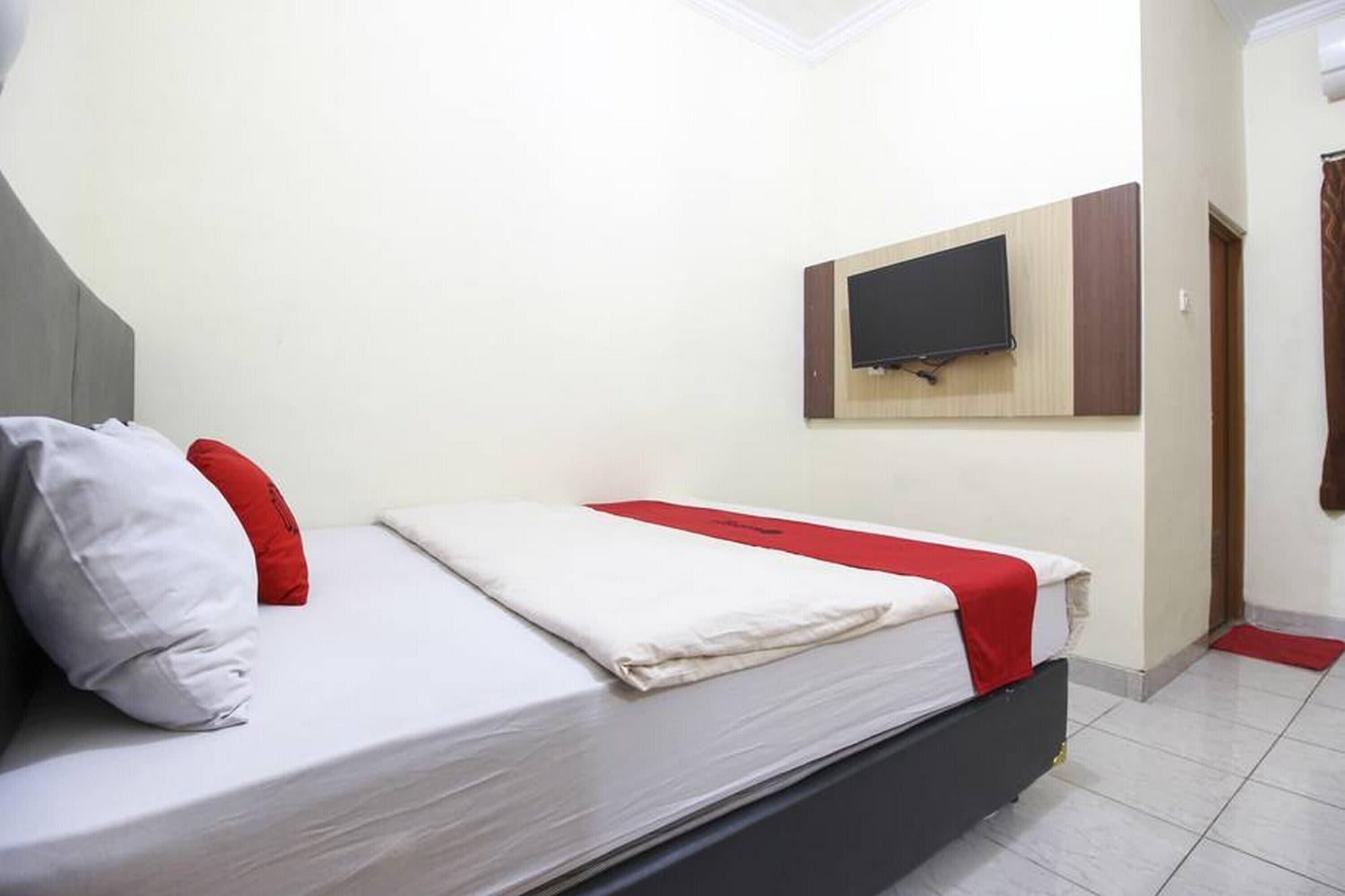 Reddoorz Plus Near Stadion Mandala Krida Джокьякарта Экстерьер фото