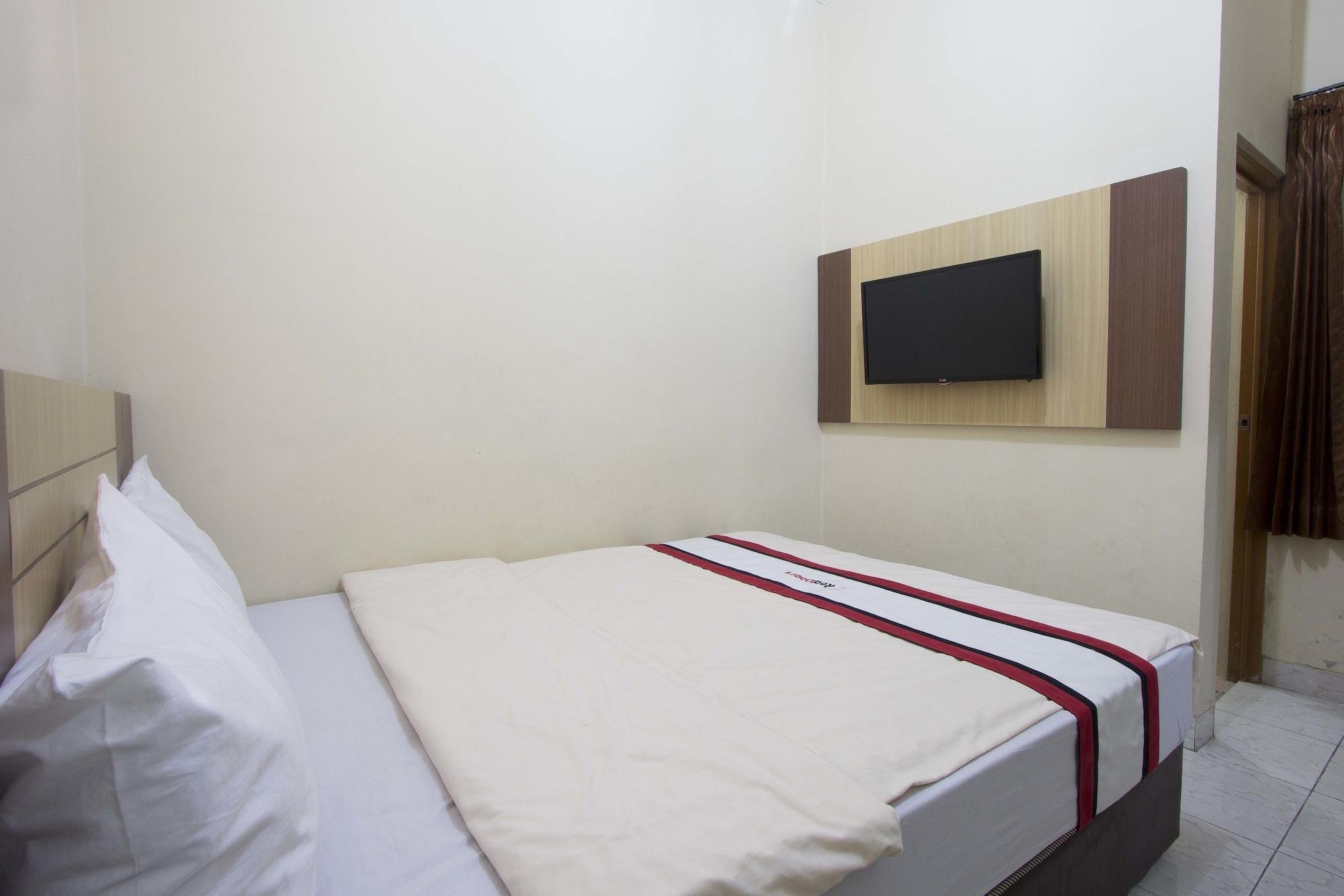Reddoorz Plus Near Stadion Mandala Krida Джокьякарта Экстерьер фото