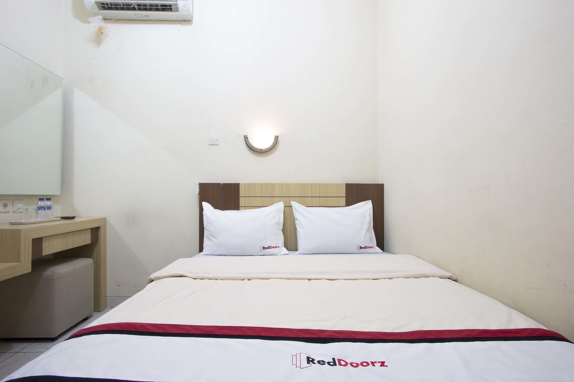 Reddoorz Plus Near Stadion Mandala Krida Джокьякарта Экстерьер фото