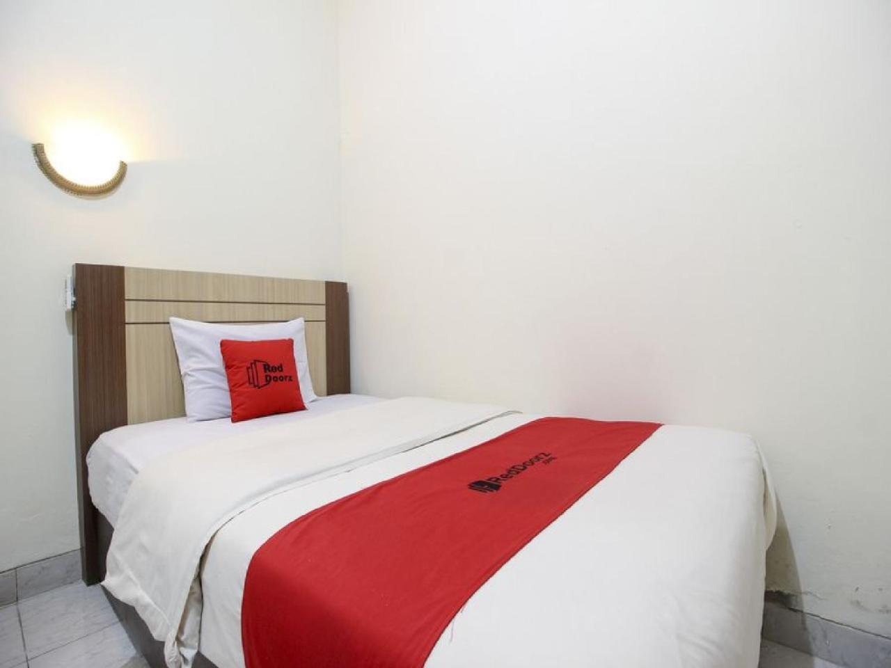 Reddoorz Plus Near Stadion Mandala Krida Джокьякарта Экстерьер фото