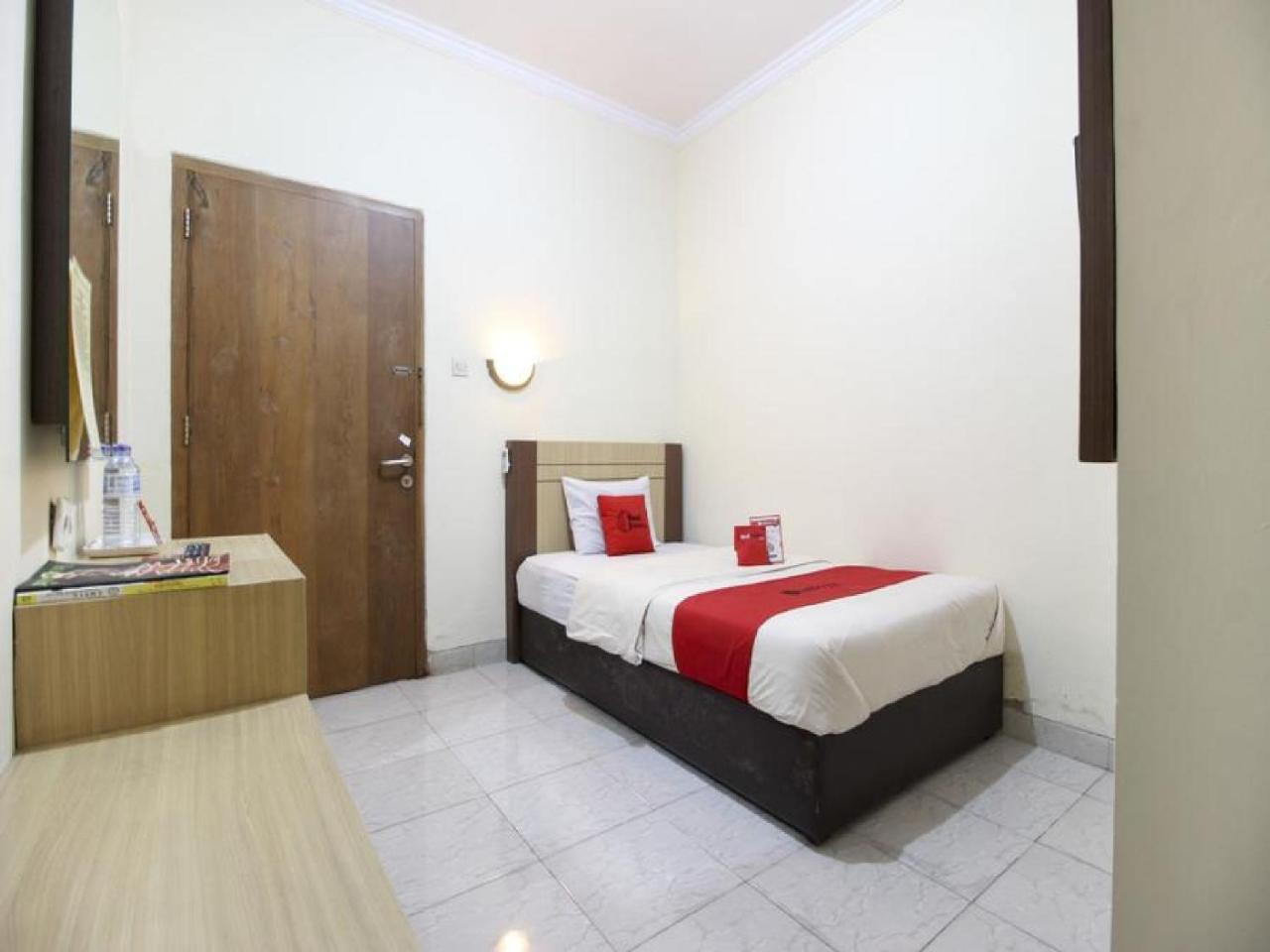 Reddoorz Plus Near Stadion Mandala Krida Джокьякарта Экстерьер фото