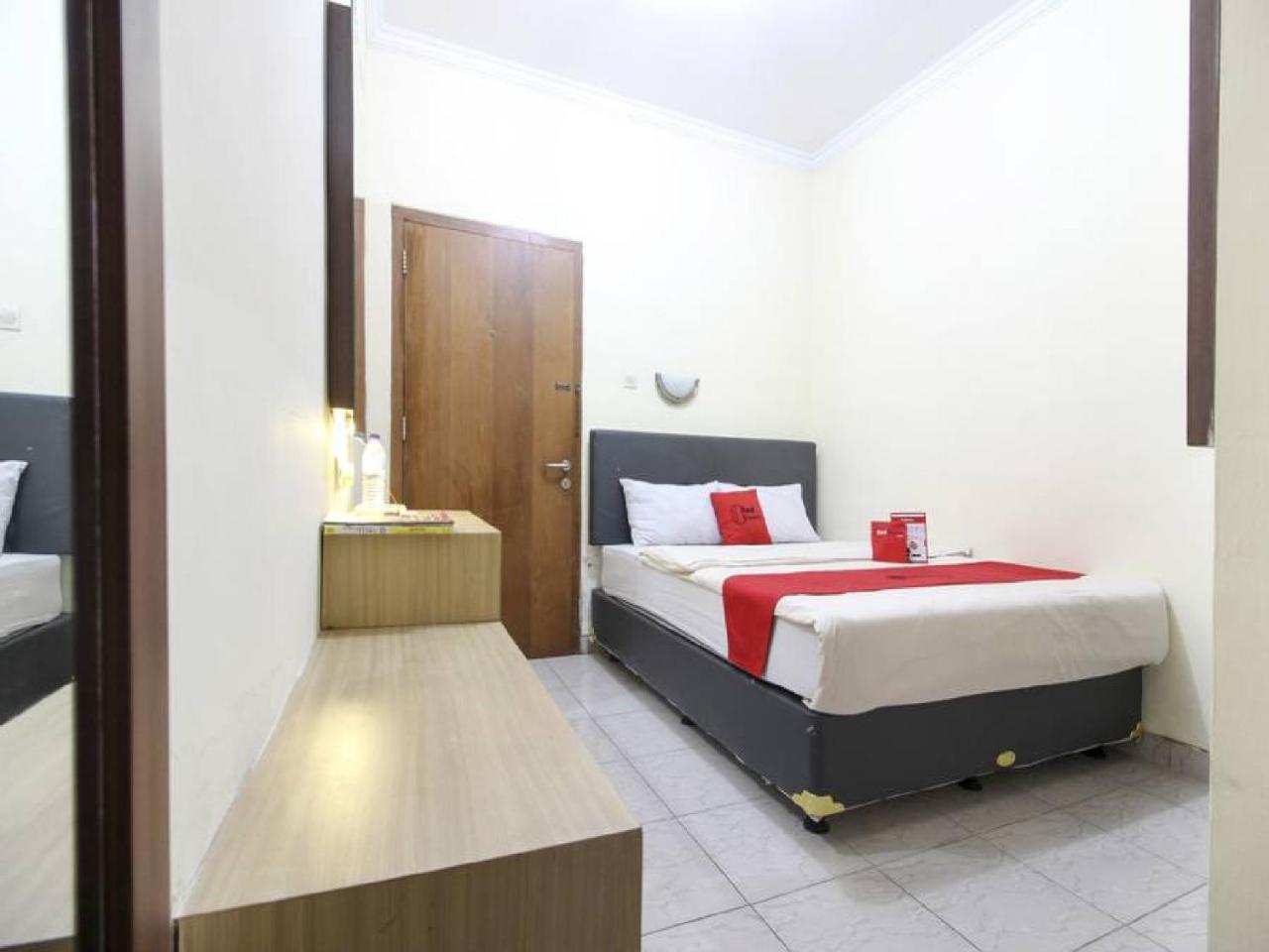 Reddoorz Plus Near Stadion Mandala Krida Джокьякарта Экстерьер фото