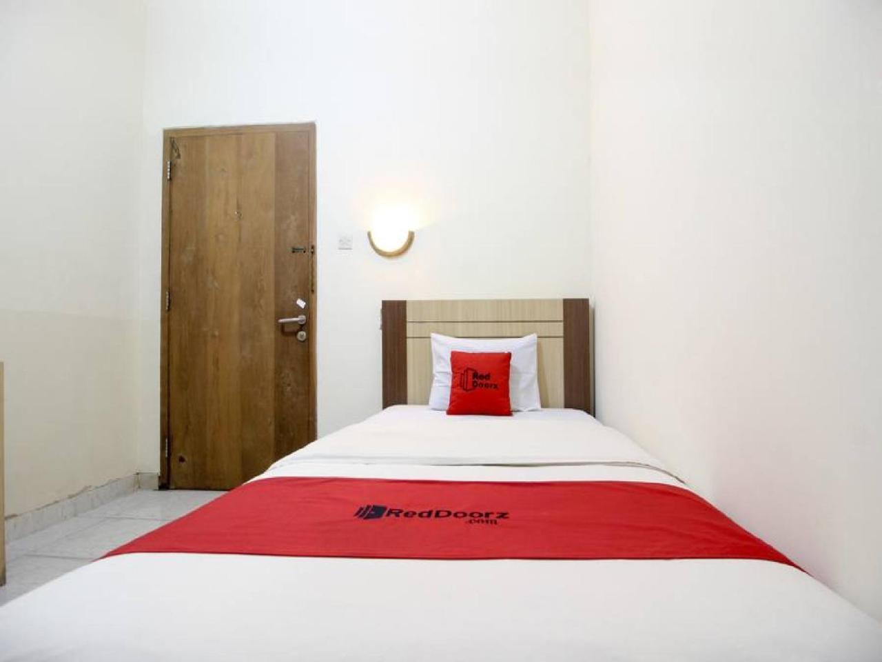 Reddoorz Plus Near Stadion Mandala Krida Джокьякарта Экстерьер фото